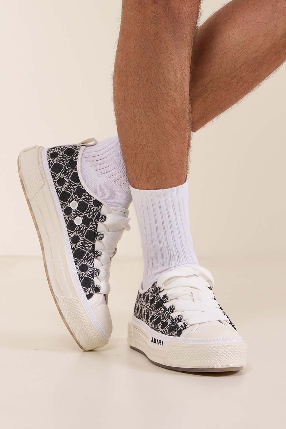 תמונת כל הלוק של נעלי סניקרס